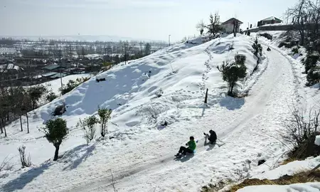 भारी बर्फबारी के बीच सिंथन टॉप पर फंसे 200 से अधिक पर्यटकों को सेना और पुलिस ने बचाया भारी बर्फबारी के बीच सिंथन टॉप पर फंसे 200 से अधिक पर्यटकों को सेना और पुलिस ने बचाया