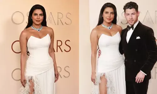 Oscars 2026: निक जोनस का हाथ थामे रेड कार्पेट पर उतरीं प्रियंका चोपड़ा, व्हाइट गाउन में दिखीं बेहद ग्लैमरस Oscars 2026: निक जोनस का हाथ थामे रेड कार्पेट पर उतरीं प्रियंका चोपड़ा, व्हाइट गाउन में दिखीं बेहद ग्लैमरस