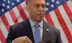 ईरान संघर्ष को लेकर ट्रंप पर बरसे डेमोक्रेट हकीम जेफ्रीज, बोले- अमेरिका को बेवजह युद्ध में धकेल दिया ईरान संघर्ष को लेकर ट्रंप पर बरसे डेमोक्रेट हकीम जेफ्रीज, बोले- अमेरिका को बेवजह युद्ध में धकेल दिया