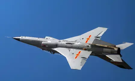 अमेरिकी फ्लाइट स्कूलों का चीनी पायलटों को ट्रेनिंग देना चिंताजनक: सीनेटर बैंक्स