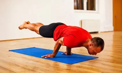 पीठ दर्द और पाचन से हैं परेशान? मयूरासन में छिपा है सेहत का राज