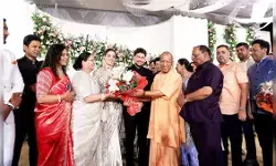 Kuldeep Yadav Reception: रिसेप्शन में पत्नी संग विंटेज कार से पहुंचे कुलदीप यादव, सीएम योगी के पैर छूकर लिया आशीर्वाद