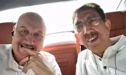 65 साल का याराना : 8वीं क्लास के दोस्त से मिले अनुपम खेर, बॉन्डिंग देख फैंस ने जताई खुशी 65 साल का याराना : 8वीं क्लास के दोस्त से मिले अनुपम खेर, बॉन्डिंग देख फैंस ने जताई खुशी
