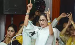 सीएम ममता ने मुख्य चुनाव आयुक्त को लिखा पत्र, सरकार के अधिकार को कमजोर किए जाने का मुद्दा उठाया