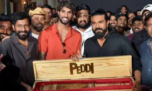 पेड्डी के सेट पर पहुंचे क्रिकेटर तिलक वर्मा, राम चरण को गिफ्ट किया फिल्म के नाम वाला बैट पेड्डी के सेट पर पहुंचे क्रिकेटर तिलक वर्मा, राम चरण को गिफ्ट किया फिल्म के नाम वाला बैट