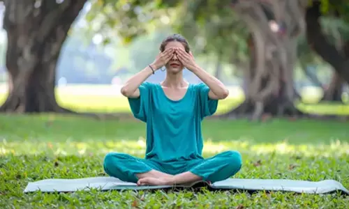 बढ़ते स्क्रीन टाइम के बीच ‘हमिंग बी ब्रीदिंग’ का कमाल, भ्रामरी प्राणायाम से पाएं मानसिक शांति और ऊर्जा