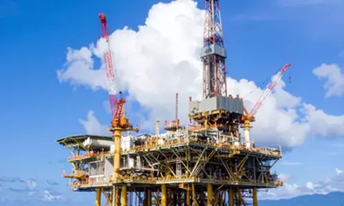 पश्चिम एशिया में एनर्जी इन्फ्रास्ट्रक्चर पर हमले से कच्चे तेल में 4 प्रतिशत से अधिक का उछाल