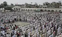 हैदराबाद में जुम्मात-उल-विदा की नमाज को लेकर ट्रैफिक प्रतिबंध, चारमीनार इलाके में डायवर्जन लागू हैदराबाद में जुम्मात-उल-विदा की नमाज को लेकर ट्रैफिक प्रतिबंध, चारमीनार इलाके में डायवर्जन लागू