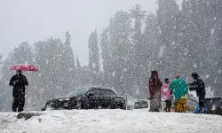 कश्मीर में लगातार दूसरे दिन बारिश और हिमपात जारी
