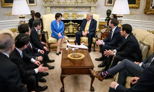 मध्य पूर्व तनाव के बीच व्हाइट हाउस में ट्रंप और सनाए ताकाइची की मुलाकात, ईरान संकट और ऊर्जा व्यापार पर हुई बात मध्य पूर्व तनाव के बीच व्हाइट हाउस में ट्रंप और सनाए ताकाइची की मुलाकात, ईरान संकट और ऊर्जा व्यापार पर हुई बात