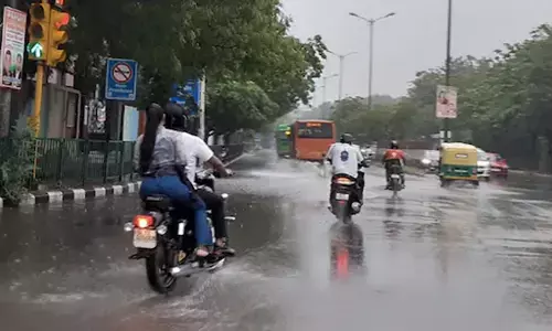 दिल्ली-एनसीआर में बरसात का दौर जारी, तापमान गिरा