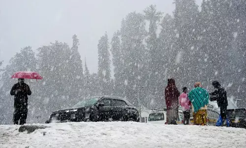 कश्मीर में लगातार दूसरे दिन बारिश और हिमपात जारी