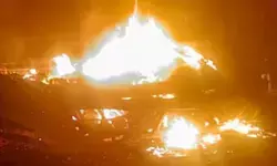 आंध्र प्रदेश में चलती बस में भीषण आग, 37 यात्री सुरक्षित आंध्र प्रदेश में चलती बस में भीषण आग, 37 यात्री सुरक्षित