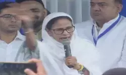 ‘विदेश में हाथ मिलाते हैं, देश में बांटते हैं’, ईद समारोह से ममता बनर्जी का प्रधानमंत्री मोदी पर हमला