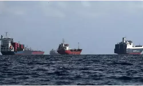 होर्मुज जलडमरूमध्य में तनाव के बीच दो भारतीय एलपीजी टैंकरों की वापसी की तैयारी, समुद्री यातायात अब भी ठप होर्मुज जलडमरूमध्य में तनाव के बीच दो भारतीय एलपीजी टैंकरों की वापसी की तैयारी, समुद्री यातायात अब भी ठप