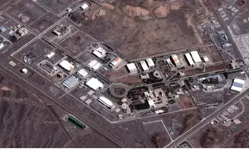 ईरान के नतांज परमाणु केंद्र पर बड़ा हमला, अमेरिका-इजरायल की जबरदस्त बमबारी ईरान के नतांज परमाणु केंद्र पर बड़ा हमला, अमेरिका-इजरायल की जबरदस्त बमबारी