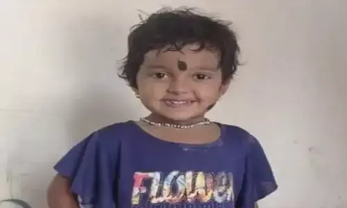 बेंगलुरु में सड़क हादसा: तेज रफ्तार वाहन की चपेट में आकर 4 साल की बच्ची की मौत बेंगलुरु में सड़क हादसा: तेज रफ्तार वाहन की चपेट में आकर 4 साल की बच्ची की मौत