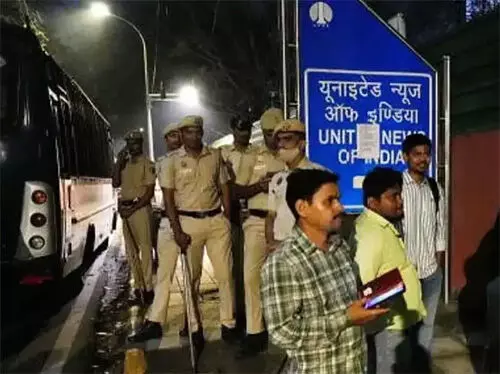 पत्रकारों के साथ अपराधियों जैसा सलूक पत्रकारों के साथ अपराधियों जैसा सलूक