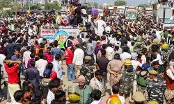 मथुरा हंगामे पर एसएसपी श्लोक कुमार ने कहा, बाहरी लोगों ने फैलाई थी अफवाह, सड़क दुर्घटना में हुई फरसा बाबा की मौत मथुरा हंगामे पर एसएसपी श्लोक कुमार ने कहा, बाहरी लोगों ने फैलाई थी अफवाह, सड़क दुर्घटना में हुई फरसा बाबा की मौत