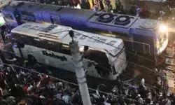 बांग्लादेश में दर्दनाक हादसा ट्रेन और बस की टक्कर में 12 की मौत बांग्लादेश में दर्दनाक हादसा ट्रेन और बस की टक्कर में 12 की मौत