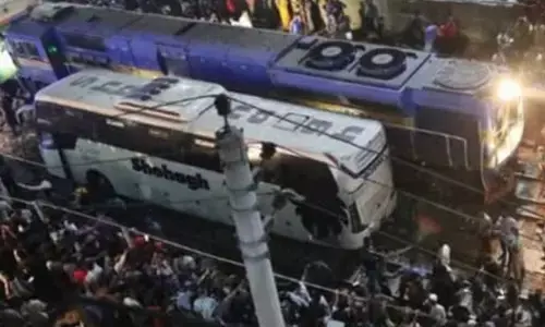 बांग्लादेश में दर्दनाक हादसा ट्रेन और बस की टक्कर में 12 की मौत बांग्लादेश में दर्दनाक हादसा ट्रेन और बस की टक्कर में 12 की मौत