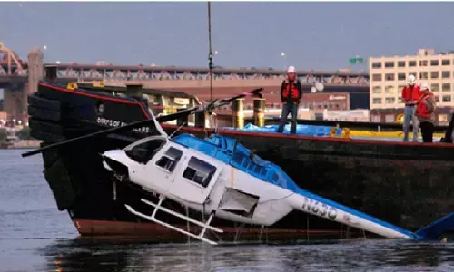 कतर में हेलिकॉप्टर क्रैश में छह लोगों की मौत, एक अभी भी लापता; बचाव अभियान जारी कतर में हेलिकॉप्टर क्रैश में छह लोगों की मौत, एक अभी भी लापता; बचाव अभियान जारी