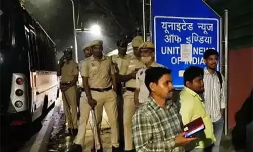 पत्रकारों के साथ अपराधियों जैसा सलूक