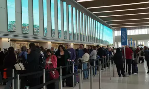 डीएचएस शटडाउन से हवाई अड्डों पर हाहाकार, लंबी कतारों से यात्री परेशान डीएचएस शटडाउन से हवाई अड्डों पर हाहाकार, लंबी कतारों से यात्री परेशान