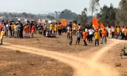 हजारीबाग में मंगला जुलूस के दौरान पुलिस और ग्रामीणों के बीच झड़प, कई घायल हजारीबाग में मंगला जुलूस के दौरान पुलिस और ग्रामीणों के बीच झड़प, कई घायल