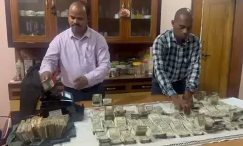ओडिशा में विजिलेंस की बड़ी कार्रवाई, रिश्वत लेते ऑडिटर गिरफ्तार, आय से अधिक नकदी बरामद ओडिशा में विजिलेंस की बड़ी कार्रवाई, रिश्वत लेते ऑडिटर गिरफ्तार, आय से अधिक नकदी बरामद