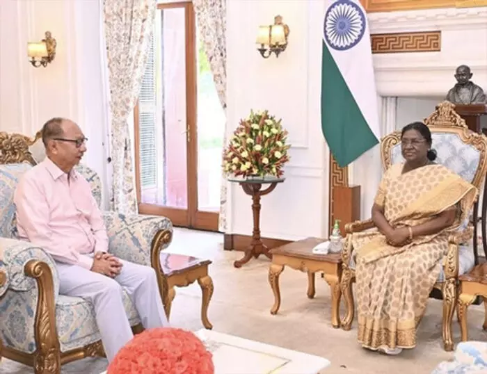 मणिपुर: सीएम खेमचंद ने राष्ट्रपति द्रौपदी मुर्मु से मुलाकात कर शांति के लिए अपनी प्रतिबद्धता दोहराई मणिपुर: सीएम खेमचंद ने राष्ट्रपति द्रौपदी मुर्मु से मुलाकात कर शांति के लिए अपनी प्रतिबद्धता दोहराई