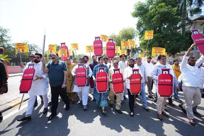 ‘‘आप’’ विधायकों ने गैस किल्लत को लेकर विधानसभा के बाहर प्रदर्शन कर खोली निकम्मी भाजपा सरकार की पोल ‘‘आप’’ विधायकों ने गैस किल्लत को लेकर विधानसभा के बाहर प्रदर्शन कर खोली निकम्मी भाजपा सरकार की पोल