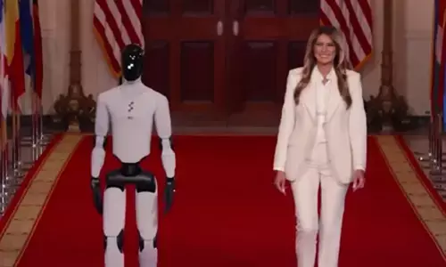 जब मेलानिया ट्रंप से रोबोट बोला, व्हाइट हाउस में मुझे आमंत्रित करने के लिए धन्यवाद जब मेलानिया ट्रंप से रोबोट बोला, व्हाइट हाउस में मुझे आमंत्रित करने के लिए धन्यवाद