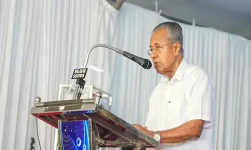 केरल: ‘सील’ विवाद पर सीएम विजयन का चुनाव आयोग पर हमला, निष्पक्षता पर उठाए सवाल केरल: ‘सील’ विवाद पर सीएम विजयन का चुनाव आयोग पर हमला, निष्पक्षता पर उठाए सवाल