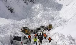 लद्दाख में कुदरत का कहर, जोजिला दर्रे पर हिमस्खलन में 6 की मौत, 5 घायल लद्दाख में कुदरत का कहर, जोजिला दर्रे पर हिमस्खलन में 6 की मौत, 5 घायल