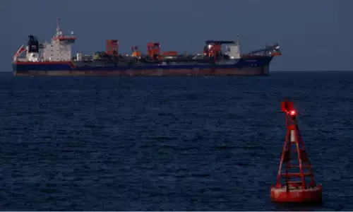 Hormuz Strait: एलपीजी गैस लेकर गुजरात पहुंचा एक और भारतीय जहाज, कई दिनों से होर्मुज में फंसा था Hormuz Strait: एलपीजी गैस लेकर गुजरात पहुंचा एक और भारतीय जहाज, कई दिनों से होर्मुज में फंसा था