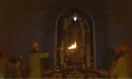 अयोध्या में रामलला के ललाट पर सूर्यदेव ने किया तिलक, रामनगरी में धूमधाम से मनाया जा रहा रामनवमी उत्सव अयोध्या में रामलला के ललाट पर सूर्यदेव ने किया तिलक, रामनगरी में धूमधाम से मनाया जा रहा रामनवमी उत्सव