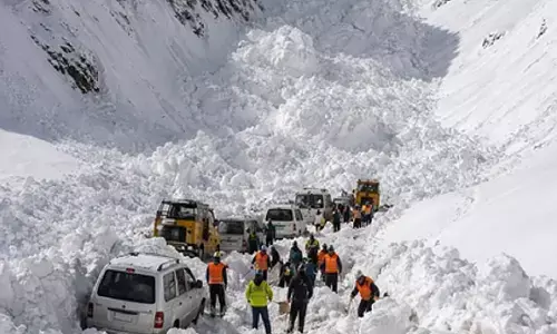 लद्दाख में कुदरत का कहर, जोजिला दर्रे पर हिमस्खलन में 6 की मौत, 5 घायल लद्दाख में कुदरत का कहर, जोजिला दर्रे पर हिमस्खलन में 6 की मौत, 5 घायल