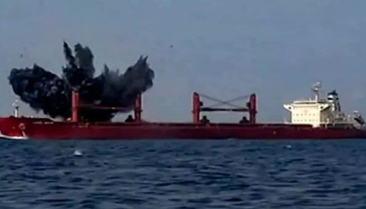 मिडिल ईस्ट में तनाव बढ़ा, ईरान का अमेरिकी जहाज पर हमला; सेना का था मददगार मिडिल ईस्ट में तनाव बढ़ा, ईरान का अमेरिकी जहाज पर हमला; सेना का था मददगार