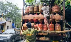 एक दिन में 54 लाख से ज्यादा एलपीजी सिलेंडर डिलीवर किए गए, पेट्रोल और डीजल का पर्याप्त स्टॉक मौजूद: सरकार एक दिन में 54 लाख से ज्यादा एलपीजी सिलेंडर डिलीवर किए गए, पेट्रोल और डीजल का पर्याप्त स्टॉक मौजूद: सरकार