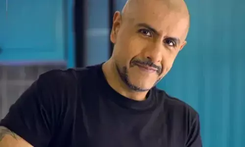 सोशल मीडिया पर विशाल डडलानी को इंडियन आइडल से हटाने की मांग, पाकिस्तानी जर्नलिस्ट के साथ दिखने पर बवाल सोशल मीडिया पर विशाल डडलानी को इंडियन आइडल से हटाने की मांग, पाकिस्तानी जर्नलिस्ट के साथ दिखने पर बवाल