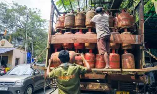 एक दिन में 54 लाख से ज्यादा एलपीजी सिलेंडर डिलीवर किए गए, पेट्रोल और डीजल का पर्याप्त स्टॉक मौजूद: सरकार एक दिन में 54 लाख से ज्यादा एलपीजी सिलेंडर डिलीवर किए गए, पेट्रोल और डीजल का पर्याप्त स्टॉक मौजूद: सरकार