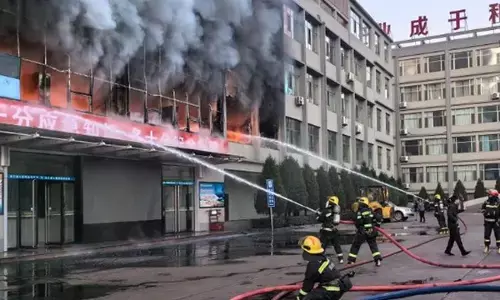 चीन के शांक्सी में भीषण आग, तीन की मौत, 23 घायल चीन के शांक्सी में भीषण आग, तीन की मौत, 23 घायल