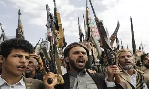 पश्चिम एशिया में जंग का दायरा बढ़ा: हूती विद्रोही भी कूदे मैदान में, समुद्री व्यापार और क्षेत्रीय सुरक्षा पर गहराया संकट