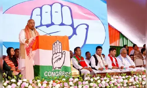 महिलाओं के खाते में पैसे, 25 लाख का कैशलेस इलाज... असम चुनाव के लिए कांग्रेस ने 6 गारंटी का किया ऐलान महिलाओं के खाते में पैसे, 25 लाख का कैशलेस इलाज... असम चुनाव के लिए कांग्रेस ने 6 गारंटी का किया ऐलान