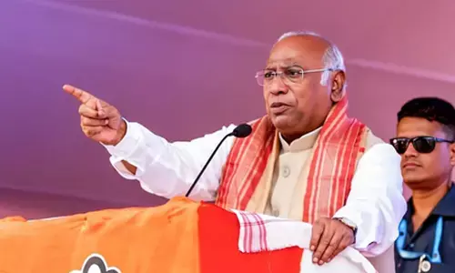 असम में खड़गे की रैली, पेश की पांच गारंटी असम में खड़गे की रैली, पेश की पांच गारंटी