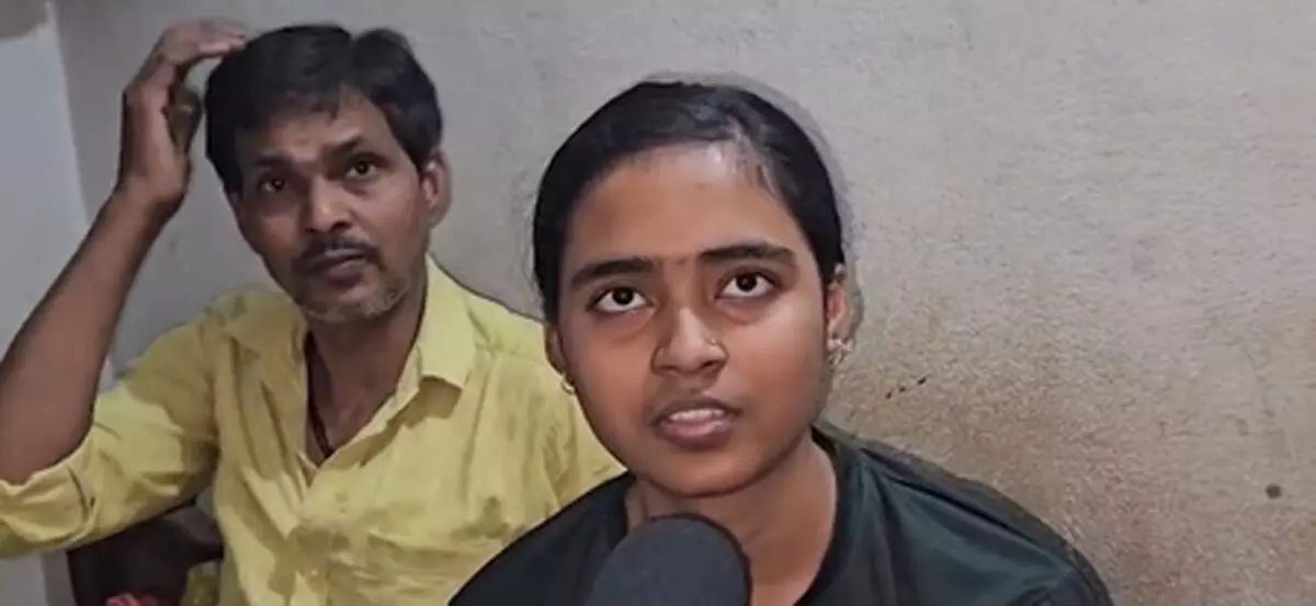 बिहार : मैट्रिक परीक्षा में सुहानी सोनम का कमाल, बताया- रिजल्ट देखकर खुशी हो रही है बिहार : मैट्रिक परीक्षा में सुहानी सोनम का कमाल, बताया- रिजल्ट देखकर खुशी हो रही है