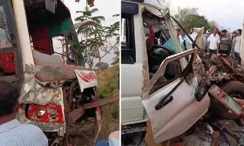महाराष्ट्र में स्कॉर्पियो और बस की भीषण टक्कर, 6 की मौके पर ही मौत; शादी से लौट रहे थे लोग महाराष्ट्र में स्कॉर्पियो और बस की भीषण टक्कर, 6 की मौके पर ही मौत; शादी से लौट रहे थे लोग