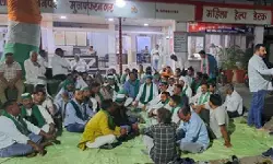 राकेश टिकैत की गिरफ्तारी पर मुजफ्फरनगर में भड़का गुस्सा, कार्यकर्ताओं ने घेर लिए थाने, डाल दी चारपाई राकेश टिकैत की गिरफ्तारी पर मुजफ्फरनगर में भड़का गुस्सा, कार्यकर्ताओं ने घेर लिए थाने, डाल दी चारपाई