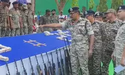 बीजापुर में 25 माओवादियों का सामूहिक आत्मसमर्पण, 93 हथियार और 14 करोड़ की बरामदगी बीजापुर में 25 माओवादियों का सामूहिक आत्मसमर्पण, 93 हथियार और 14 करोड़ की बरामदगी